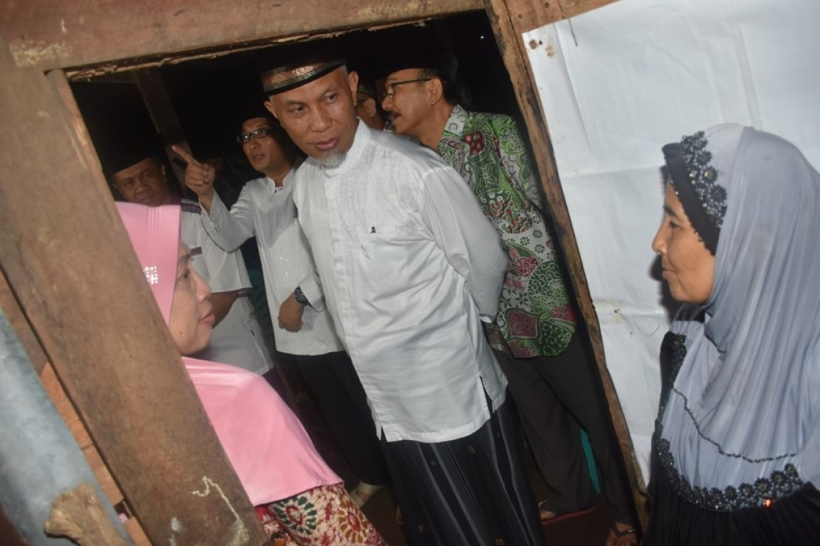 Wali Kota Padang Mahyeldi saat mengunjungi dan sahur bersama warga Padang (dok Humas PKS Padang)