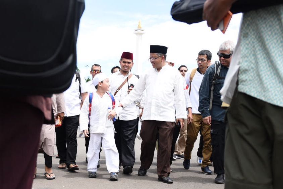 Presiden PKS Mohamad Sohibul Iman menyapa masyarakat saat mendatangi Maulid Agung dan Silaturahim 212 di Lapangan Monas, Jakarta, Sabtu (2/12). (M Hilal/PKS Foto)