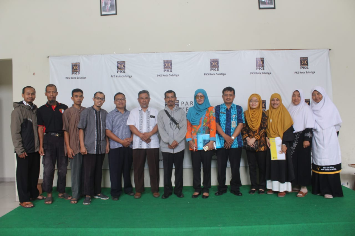 Pengurus DPD PKS Salatiga bersama Monev Badan Kesatuan Bangsa dan Politik (Kesbangpol) di Kantor DPD PKS Salatiga, Rabu (21/11) (dok Humas PKS Salatiga)