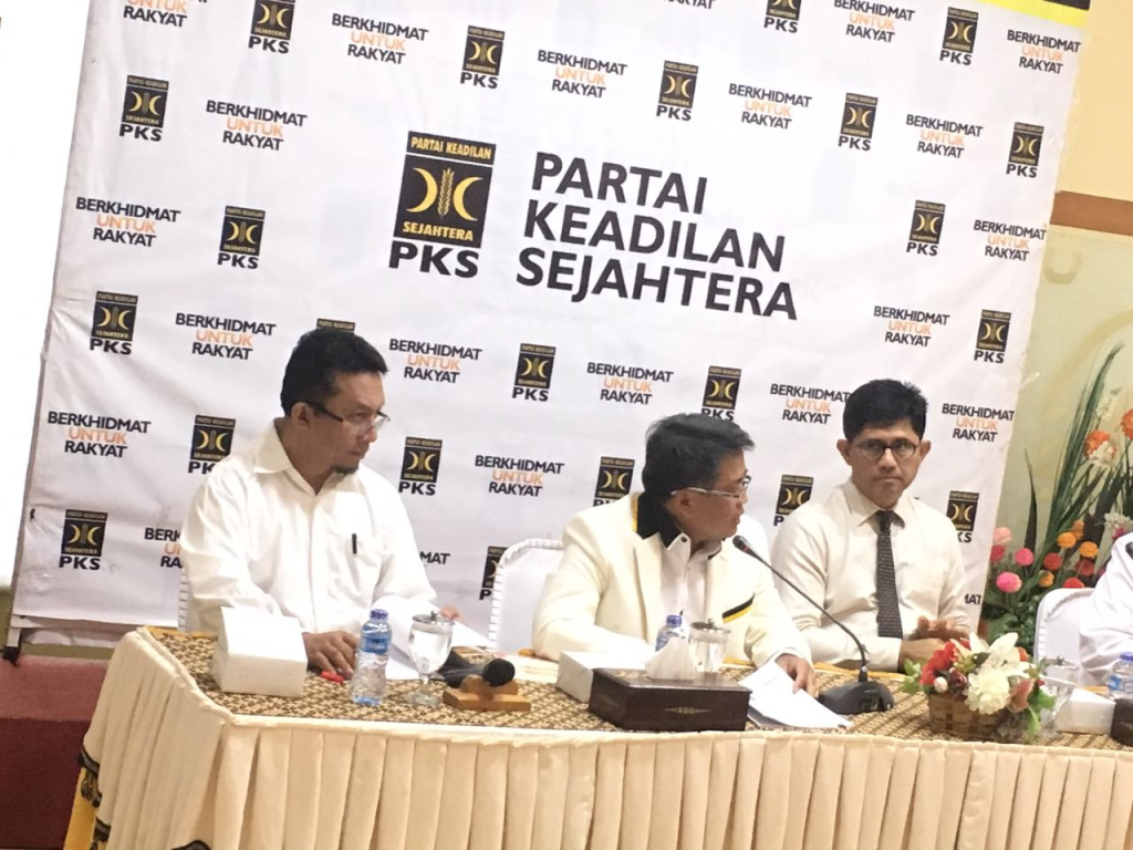 Wakil Ketua Komisi Pemberantasan Korupsi (KPK) Laode M. Syarif, samping Presiden PKS Mohamad Sohibul Iman