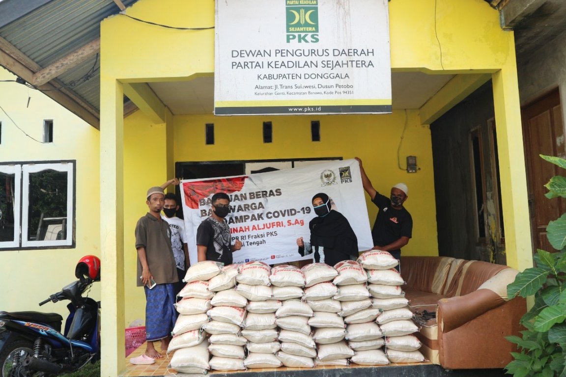 Anggota Fraksi PKS DPR RI Sakinah Al-Jufri saat menyalurkan bantuan beras, Ahad (26/04/2020). (dok. Humas Fraksi PKS)