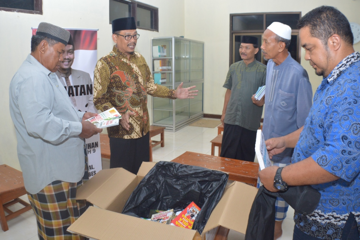 Wakil Ketua Komisi X DPR RI Fikri Faqih (tengah)