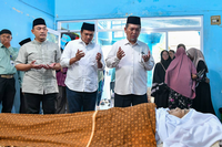 FOTO : Presiden PKS Almuzzammil Yusuf bertakziah ke rumah duka  almarhum Agus Sudjatmiko
