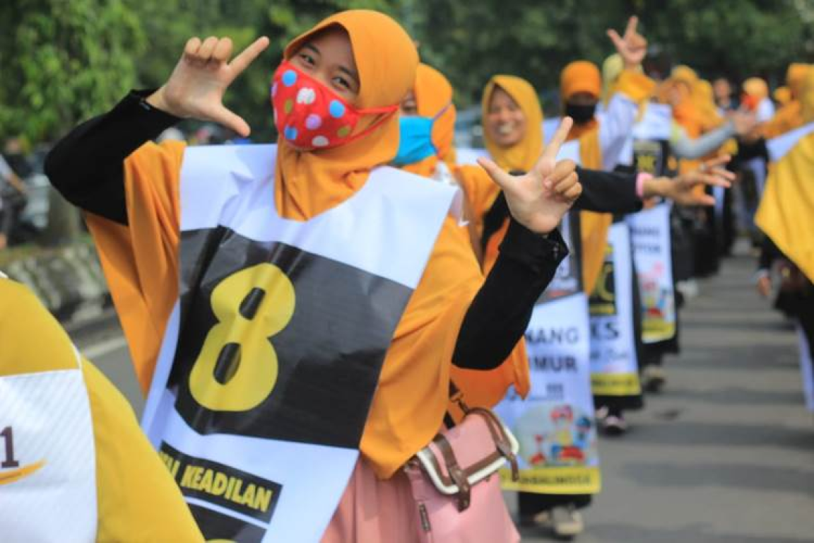 Kader perempuan PKS Purbalingga saat kampanye flashmob dan sosialisakan program PKS, Purbalingga, Jawa Tengah. (dok DPW PKS Jateng)