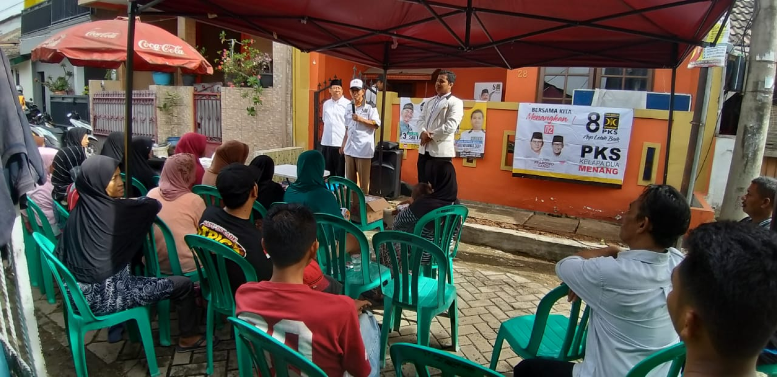 Suasana baksos periksa mata di Bonang, Kabupaten Tangerang, Ahad (24/03/2019). (dok DPD PKS Kabupaten Tangerang)