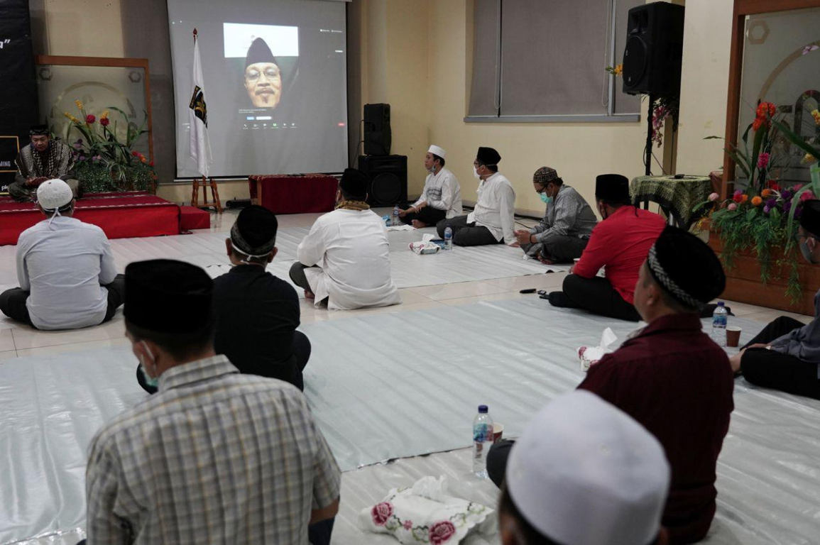 Sambutan yang disampaikan oleh Pimpinan Cemerlang An-Najah KH. Ahmad Zahro dalam tahlilan dan doa bersama untuk KH. Hilmi Aminuddin, Kamis (02/07/2020). (Donny/PKSFoto)