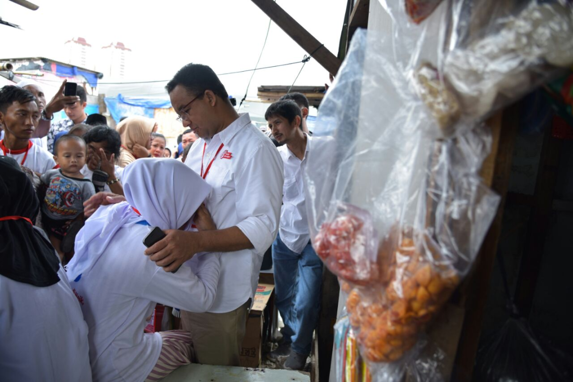 Seorang warga menumpahkan kegelisahannya pada Calon Gubernur DKI Jakarta Anies Baswedan