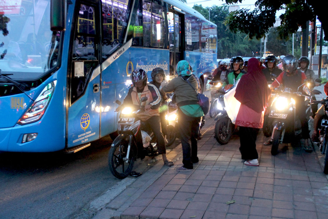 Kader PKS membagikan tajil on the road kepada pengendara jalan ketika Ramadan lalu. (ilustrasi)