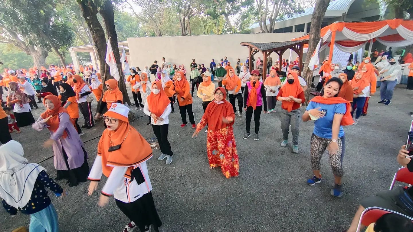 Mak-mak antusias mengikuti senam Go PKS Go di Festival Nelayan bersama Dr Salim, Pantai Kenjeran Surabaya (Dok Humas PKS Jatim)