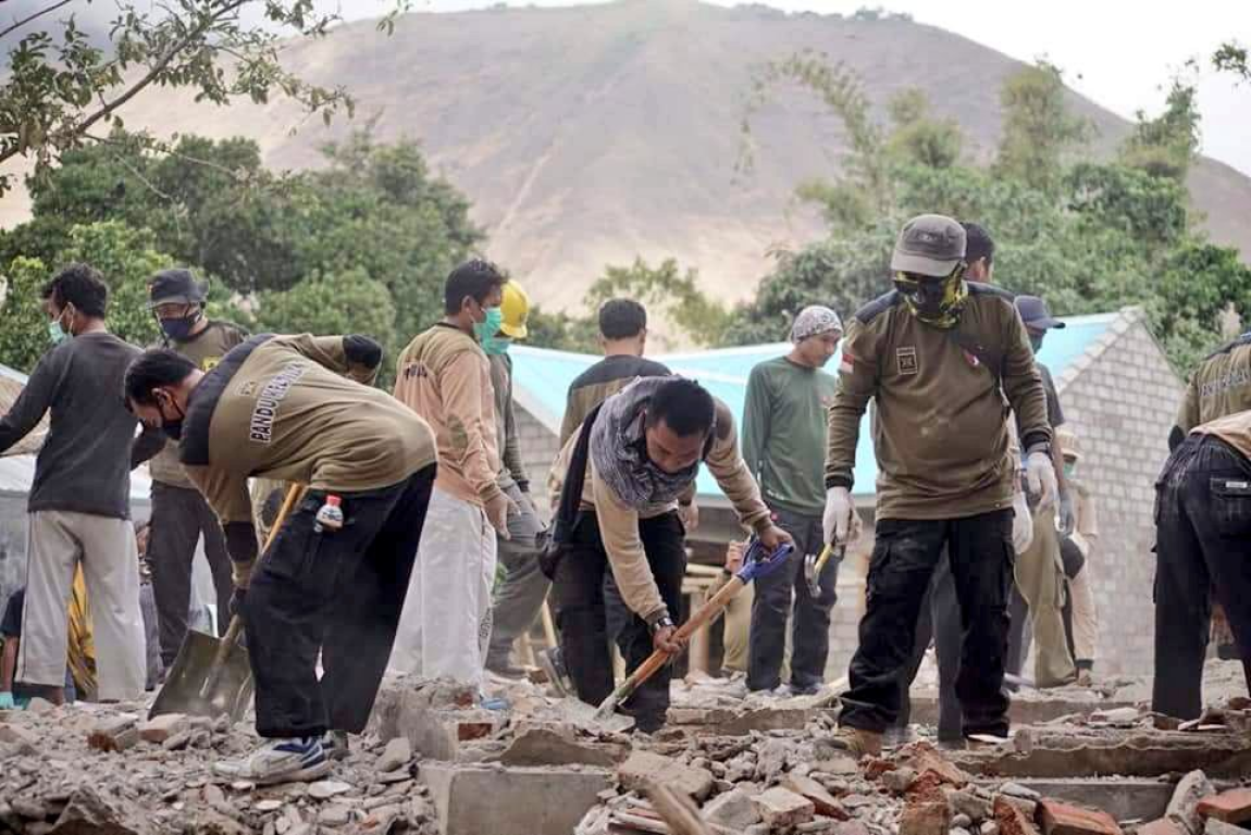 Kader PKS berbondong-bondong membersihkan puing-puing reruntuhan akibat gempa