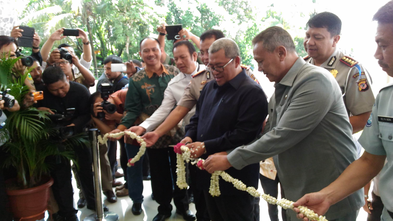 Gubernur Jawa Barat Ahmad Heryawan Meresmikan KCP Dispenda