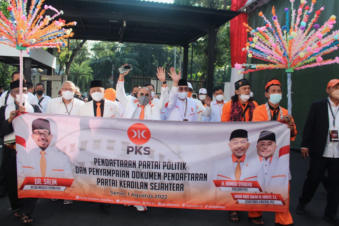 Presiden PKS Ahmad Syaikhu dan Sekjen PKS Habib Aboe Bakar Alhabsy saat mendaftarkan PKS sebagai peserta Pemilu 2024 (Alris/PKSFoto)