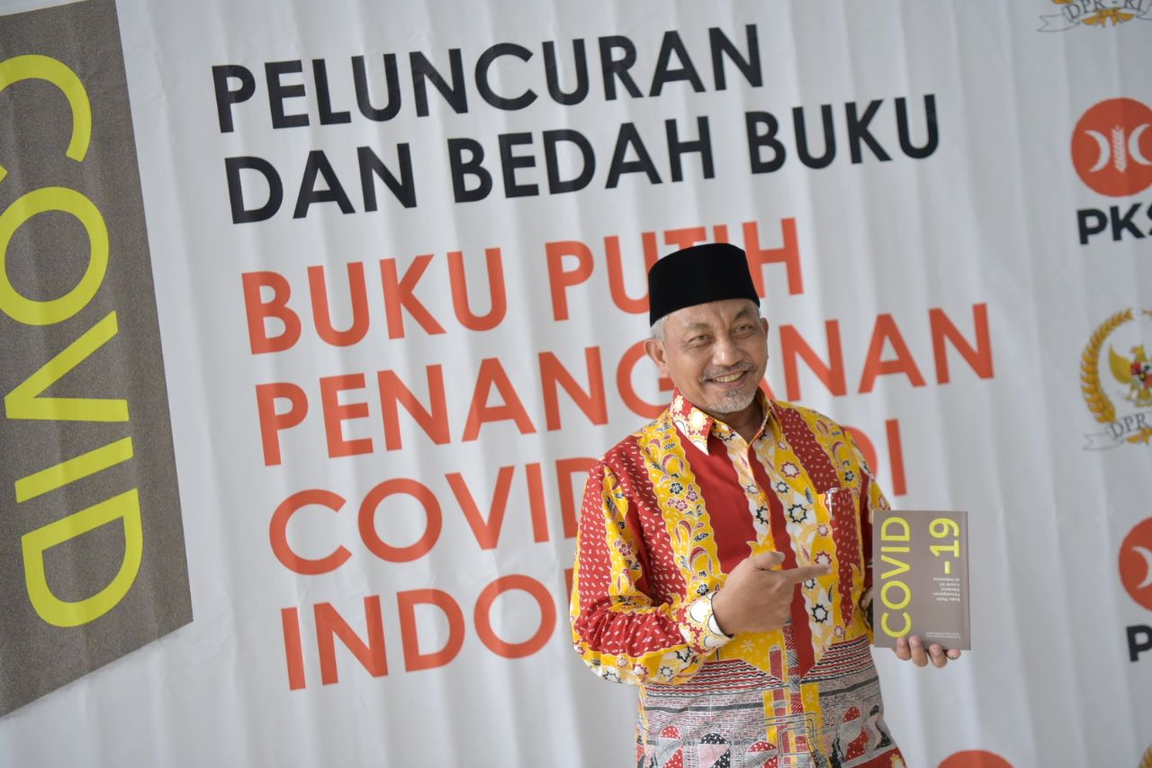 Presiden PKS Ahmad Syaikhu menampilkan Buku Putih Penanganan Pandemi Covid-19 oleh F-PKS DPR RI di kompleks Parlemen Senayan, Jakarta, Kamis (17/12) (Donny/PKSFoto)