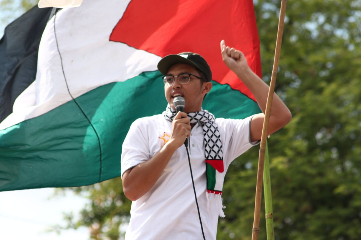 Aktivis PKS Muda Abdan Syakuro dalam Aksi Bela Palestina di depan Kedubes AS, Jakarta, Ahad (10/12) (Deajeng/PKS Foto)