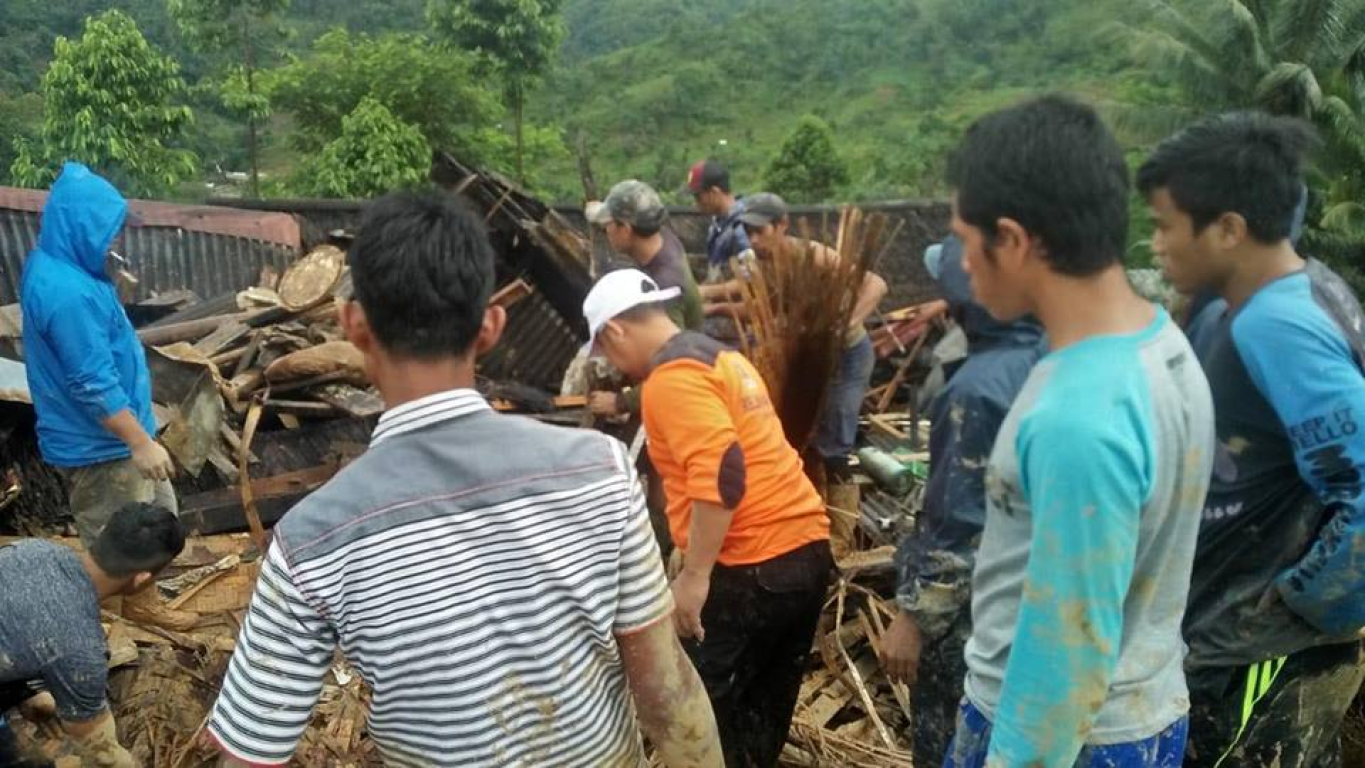 Relawan PKS Jawa Barat bersama warga sekitar membantu proses evakuasi korban yang tertimbun longsor di Cisolok, Sukabumi, Selasa (1/1) (dok PKS Jawa Barat)