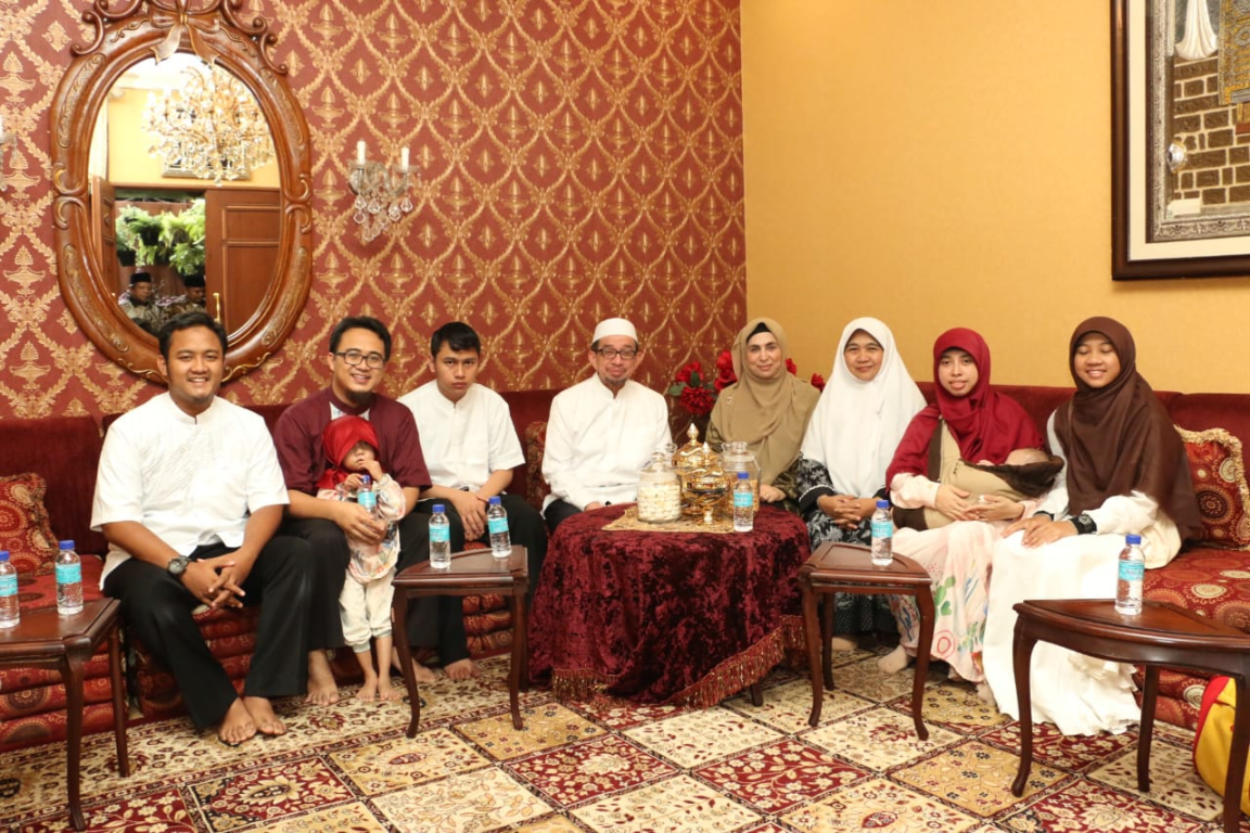 Ketua BPKK DPP PKS Wirianingsih bersama keluarga bersilaturahim Idul Fitri dengan Ketua Majelis Syura PKS Habib Salim Segaf Al Jufri dan keluarga, Kamis (6/6) (PKSFoto)