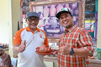 FOTO : Presiden PKS Ahmad Syaikhu berkunjung ke Toko dan Rumah Produksi Keramik MustikaA