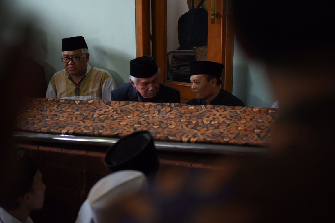 Wakil Ketua Majelis Syura PKS Hidayat Nur Wahid (ketiga dari kiri) saat melayat ke rumah duka KH Hasyim Azhari, Kamis (16/3/2017) (Hilal/PKS Foto)