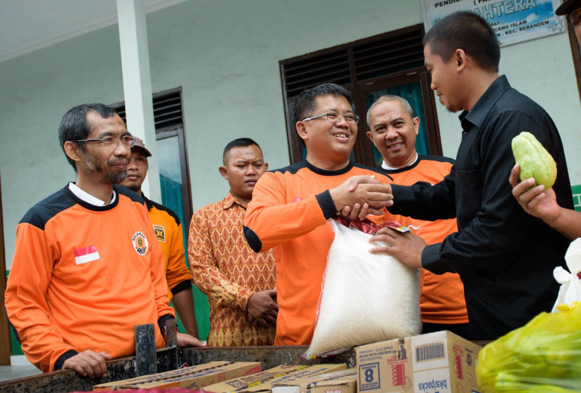 Ilustrasi: Presiden PKS sedang menyerahkan bantuan kepada korban