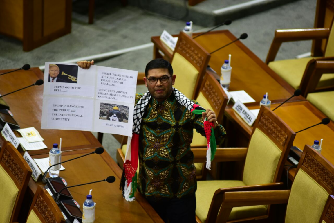Anggota F-PKS DPR RI Nasir Djamil mengenakan syal Palestina sebagai dukungan kemerdekaan Palestina dalam Rapat Paripurna DPR RI, Senin (11/12) malam.