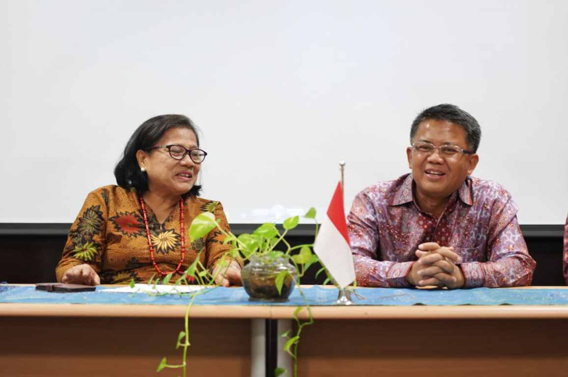 Presiden PKS Mohamad Sohibul Iman dan Ketua Ketua PGI, Pdt. Dr. Henriette T. Hutabarat-Lebang dalam Silaturahuim Kebangsaan di kantor PGI, Jakarta, Rabu (11/12) (PKSFoto)