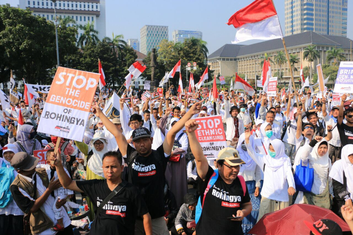 Massa Aksi Bela Rohingya menyuarakan solidaritas kemanusiaan di sekitar Monumen Patung Kuda, Jakarta, Sabtu (16/9). (PKS Foto)