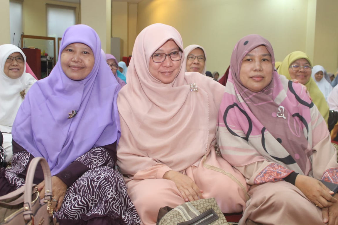 Caleg Perempuan PKS Terpilih  Anis Byarwati (tengah) bersama dengan kader perempuan PKS lainnya dalam acara Halal bi Halal dan Tasyakuran Milad PKS ke-21 tahun, Jakarta, Ahad (23/06/2019).