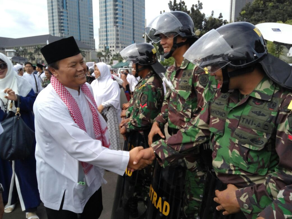 Hidayat Nur Wahid menyapa aparat keamanan dalam Aksi Damai di Monas, Jakarta, Jumat (2/12/2016)