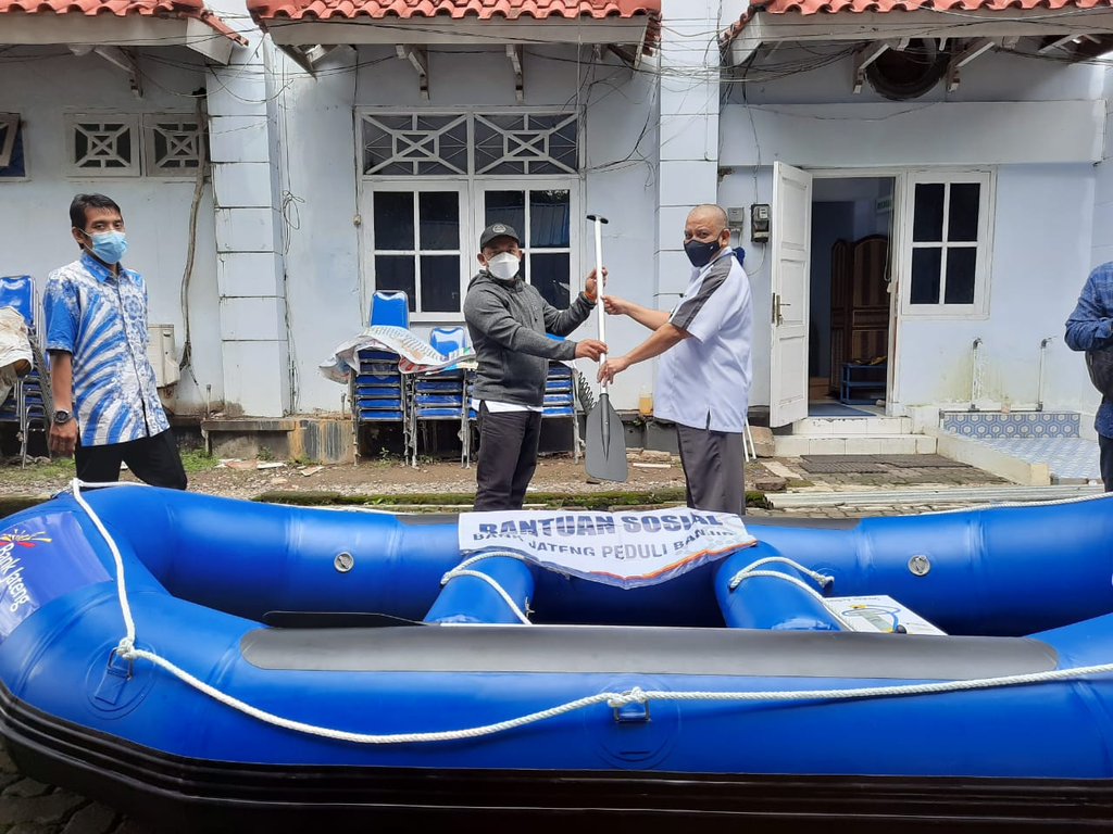 Anggota DPRD Jawa Tengah Fraksi PKS, Riyono, memberikan bantuan perahu karet untuk musibah banjir di Pekalongan