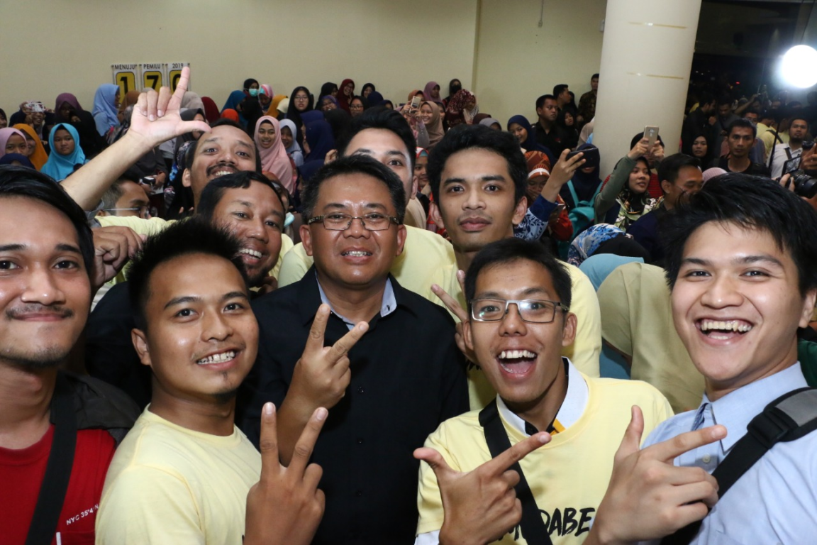 Presiden PKS, Mohamad Sohibul Iman berfoto bersama dengan anggota PKS Muda