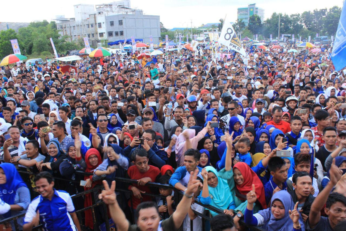 Ribuan masyarakat Riau memadati apangan Sampoerna Jl. Tuanku Tambusai Pekanbaru dalam Kampanye Akbar Cagub-Cawagub Syamsuar – Edy (dok Humas PKS Riau)