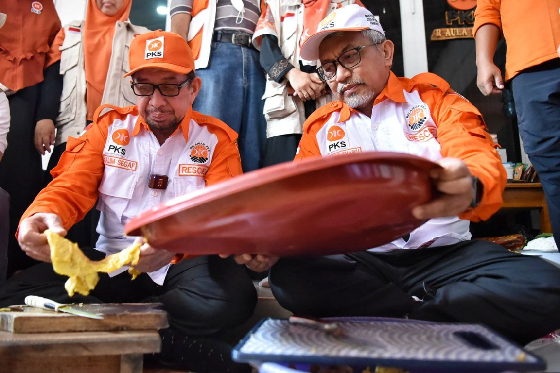 Ketua Majelis Syura PKS Dr. Salim Segaf AlJufri bersama Presiden PKS Ahmad Syaikhu di dapur umum posko DPD PKS Cianjur (Donny/PKSFoto)