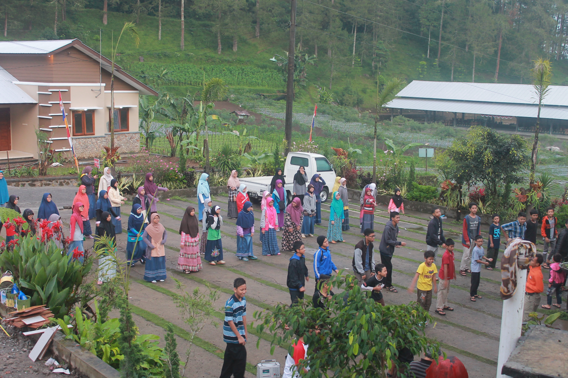 Anak Kader sedang senam pagi di acara Supercamp