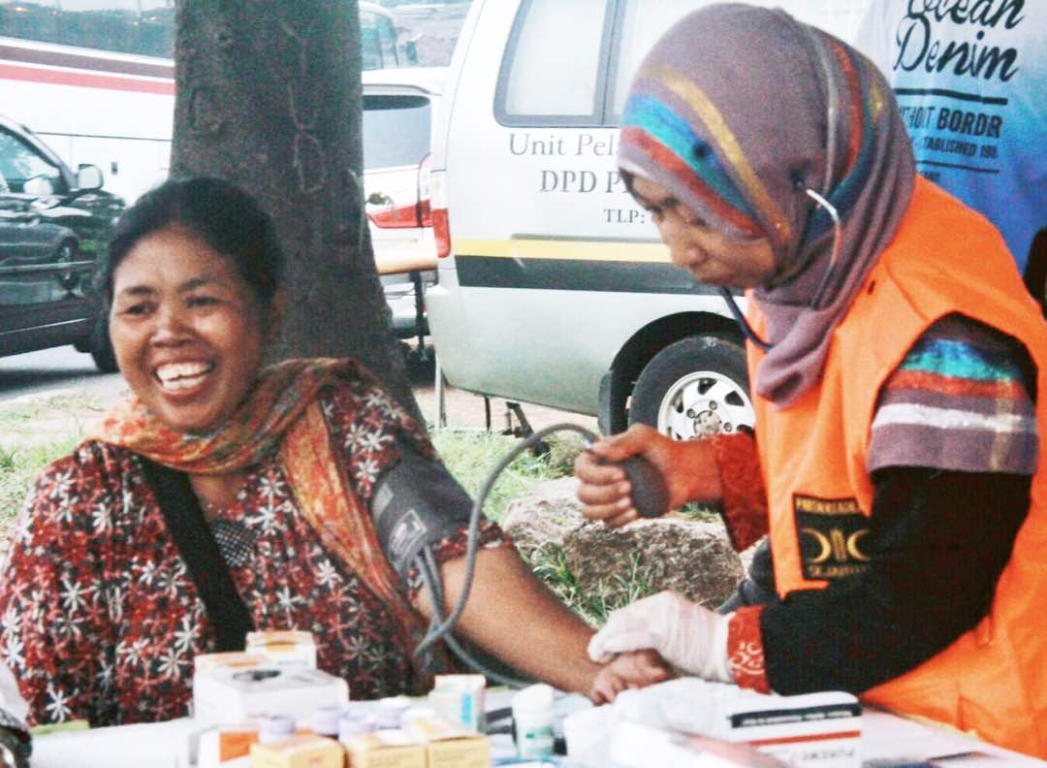 Ibu Siti saat ditangani oleh petugas Medis
