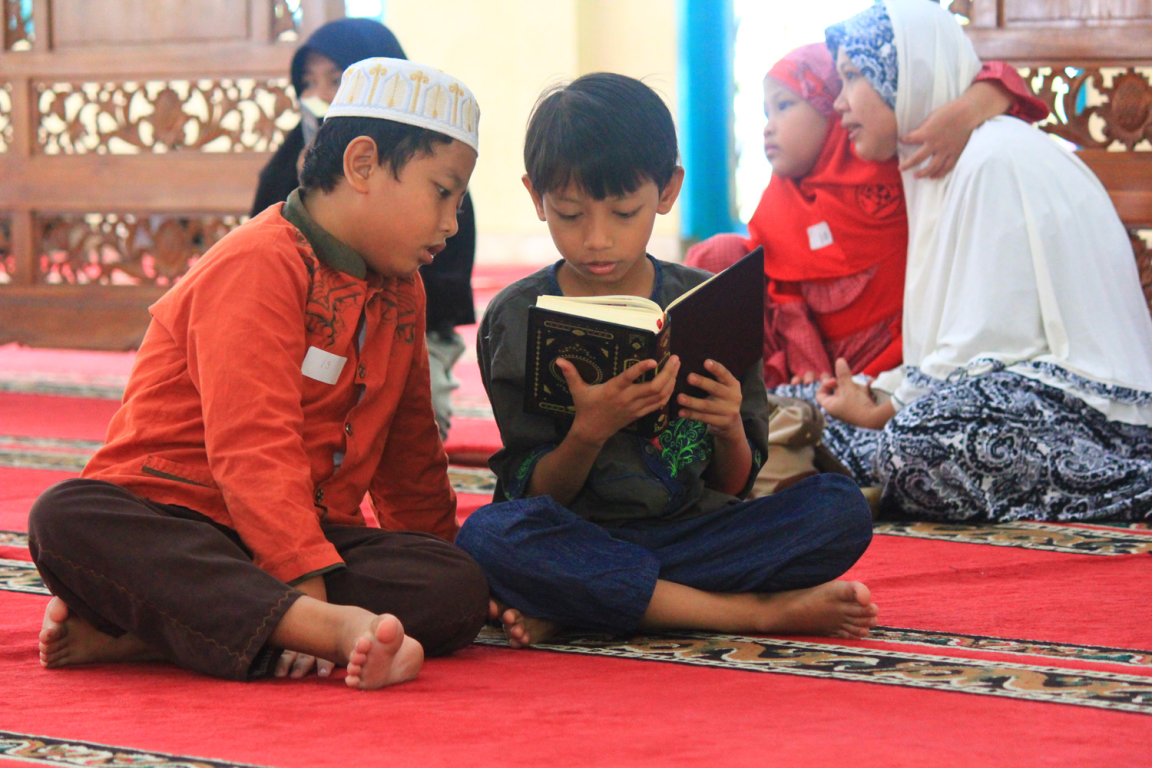 Anak-anak kader PKS memanfaatkan waktu luang dengan membaca Al-Qur'an