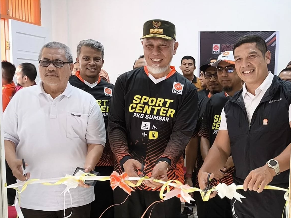 Ketua DPW PKS Sumatera Barat Mahyeldi Asharullah (tengah) dan Ketua DPP PKS Bidang Pembinaan dan Pengembangan Olahraga Defrizal Siregar (kanan) meresmikan Sport Center DPW PKS Sumbar. (Humas DPW Sumbar)