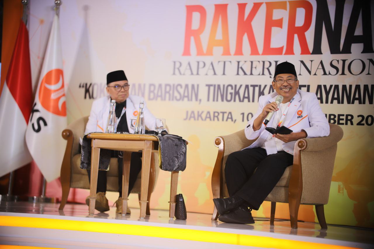Ketua MPP PKS Dr. H. Mulyanto, M. Eng (kanan) dengan pemantik Ketua Komisi SDM, Organisasi, dan Kewilayahan MPP PKS Dr. H. Hermanto, SE., di Jakarta, Senin, (10/11/2025).