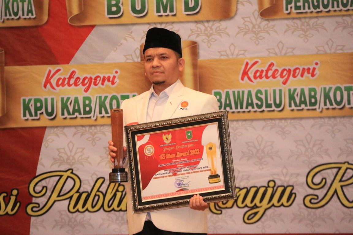 Ketua DPW PKS Riau  Ahmad Tarmizi menerima penghargaan Komisi Informasi (KI) Riau Award 2022 (Humas PKS Riau)