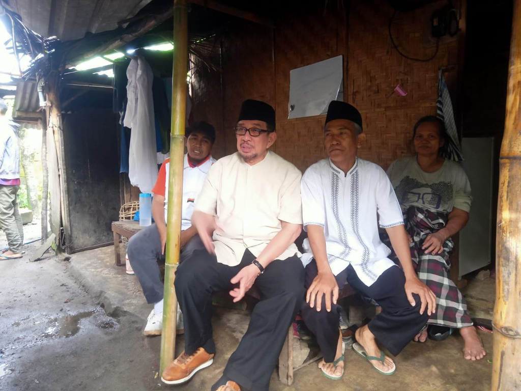 Ketua Majelis Syura PKS Dr. Salim Segaf Al Jufri saat berkunjung ke pemukiman nelayan di Pantai Mangsit  Desa Senggigi Kecamatan Batulayar Kabupaten Lombok Barat