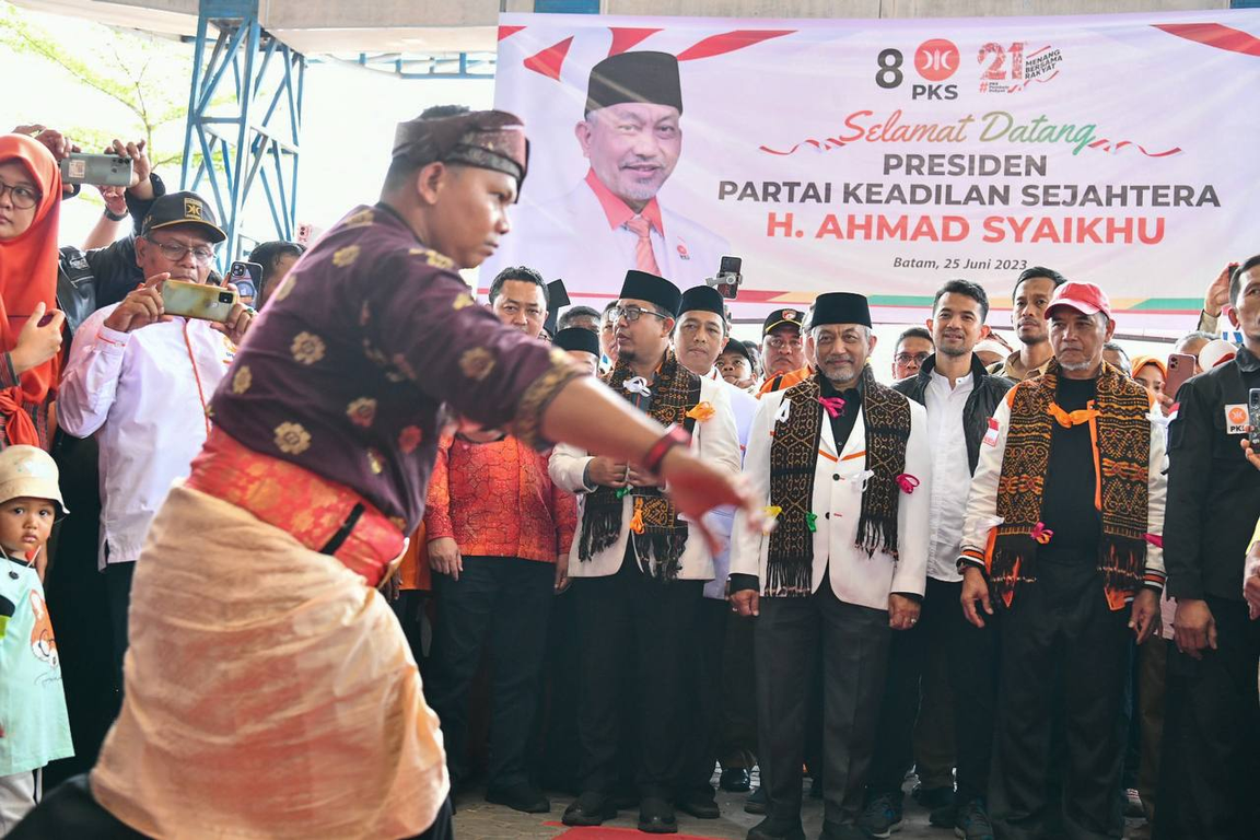 Presiden PKS Ahmad Syaikhu datang di Kepulauan Riau disambut dengan atraksi seni bela diri silat. (PKSFoto/Donny)