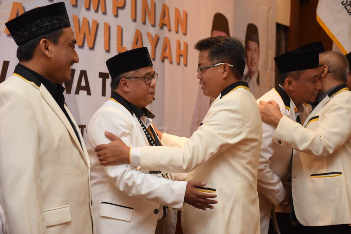 Presiden PKS Mohamad Sohibul Iman bersama Ketua Umum DPW PKS Jawa Timur Irwan Setiawan/PKS Foto