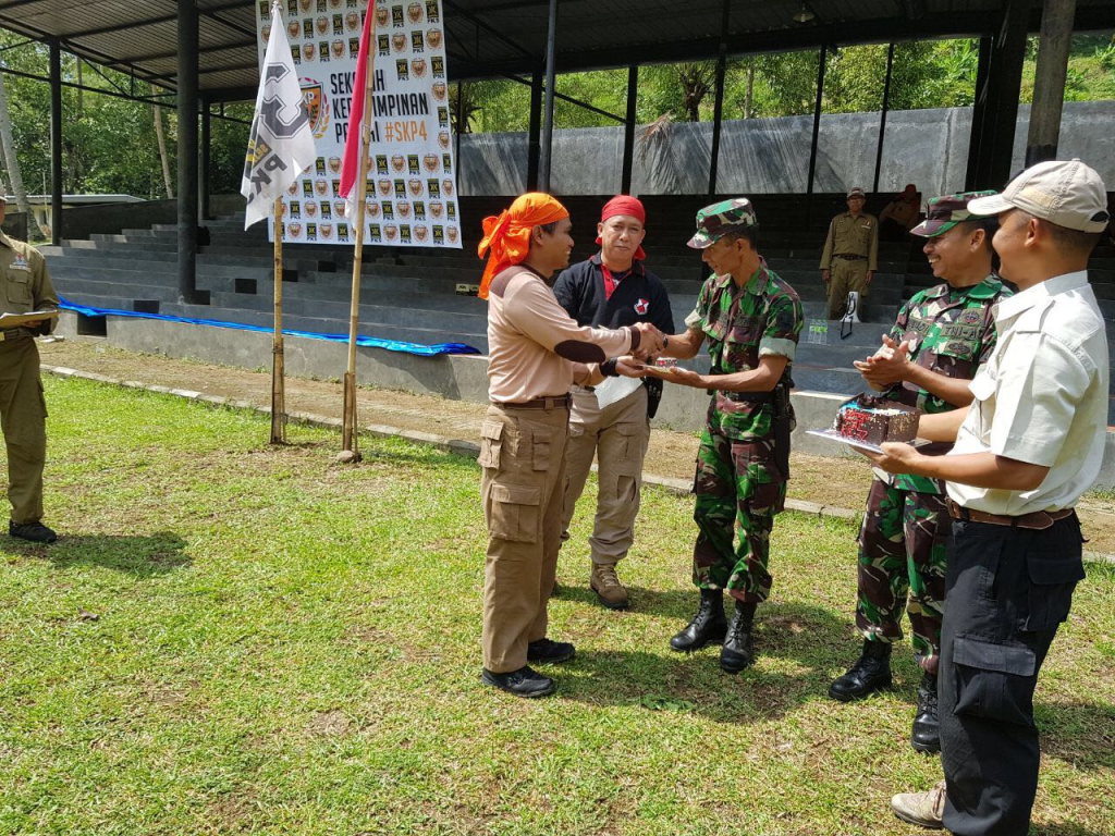 Ketua Umum DPW PKS Lampung Ahmad Mufti menghadiahkan kue ulang tahun secara simbolis kepada Pelda Harsono dan rekan dari Kodim 0410 di sela Kemah Bakti Nusantara, Jumat (6/10). (Humas PKS Lampung)
