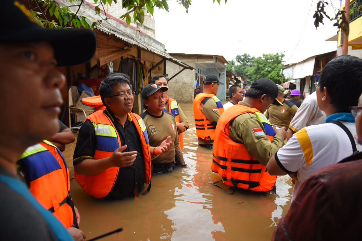 Presiden Partai Keadilan Sejahtera (PKS) Mohamad Sohibul Iman kunjungi lokasi banjir di Jakarta Timur