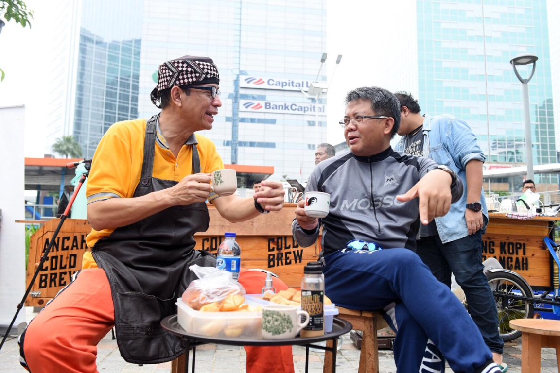 Presiden PKS Mohamad Sohibul Iman dan Cawagub DKI Nurmansjah Lubis berbincang santai sambil ngopi di CFD, Jakarta, Ahad (3/1) (M Hilal/PKSFoto)