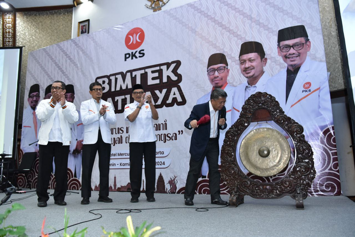 Wakil Ketua Majelis Syura PKS Mohamad Sohibul Iman didampingi pimpinan BPW Jatijaya memukul gong sebagai tanda dimulainya Bimtek Jatijaya 3-5 Juni 2024.