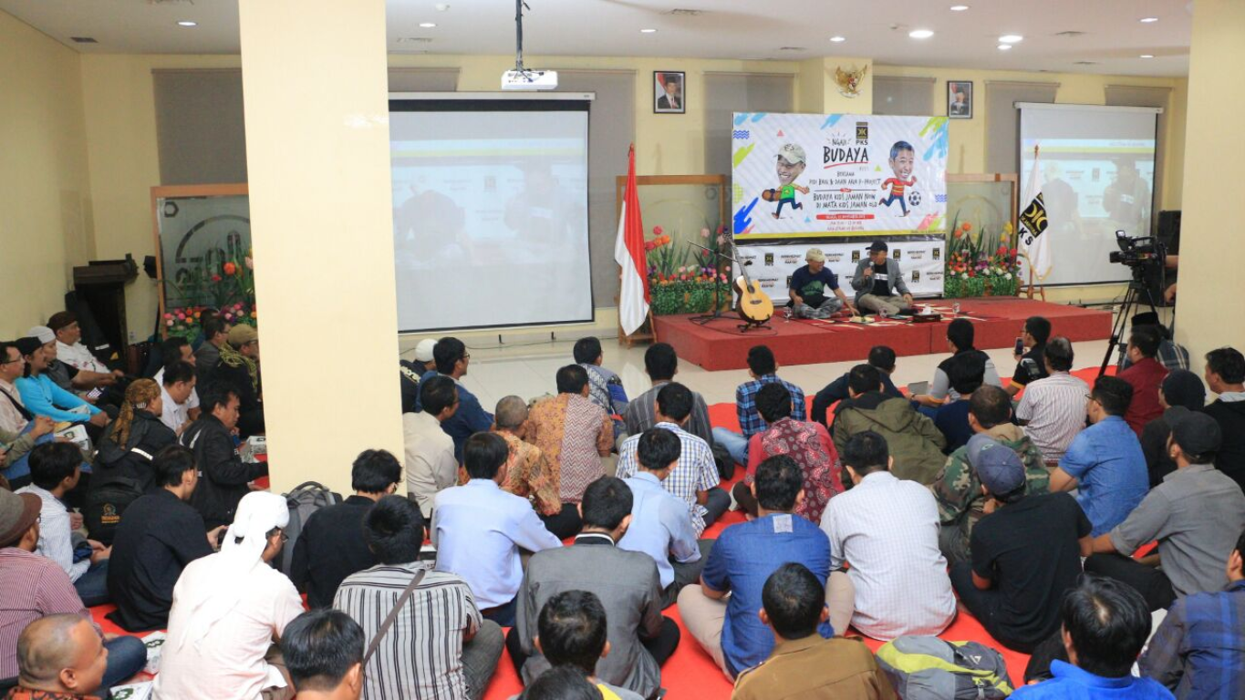 Bidang Seni Budaya DPP PKS menggelar Ngaji Budaya bersama Pidi Baiq dan Daan Aria di Aula MD Building, Selasa (21/11) malam. (PKS Foto)