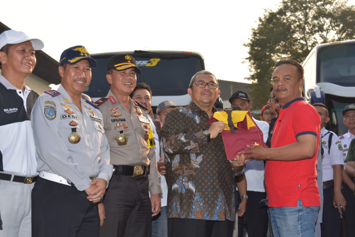 Gubernur Jawa Barat Ahmad Heryawan (Aher) secara resmi melepas sebanyak 130 bus mudik gratis Pemprov Jawa Barat (dok Humas Pemprov Jabar)