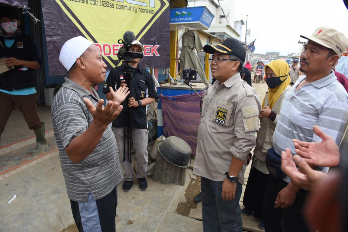 Presiden PKS Mohamad Sohibul Iman mendengarkan keluh kesah korban tsunami Selat Sunda saat berkunjung ke wilayah terdampak di Banten, Senin (31/12) (M Hilal/PKSFoto)