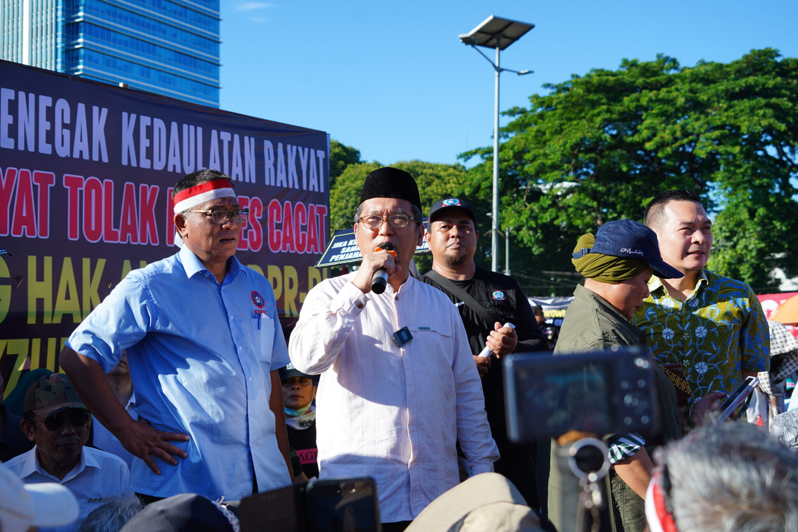 Anggota Komisi I DPR RI dari Fraksi PKS Almuzammil Yusuf menyampaikan orasi di hadapan massa unjuk rasa di depan Gedung DPR, Senayan.