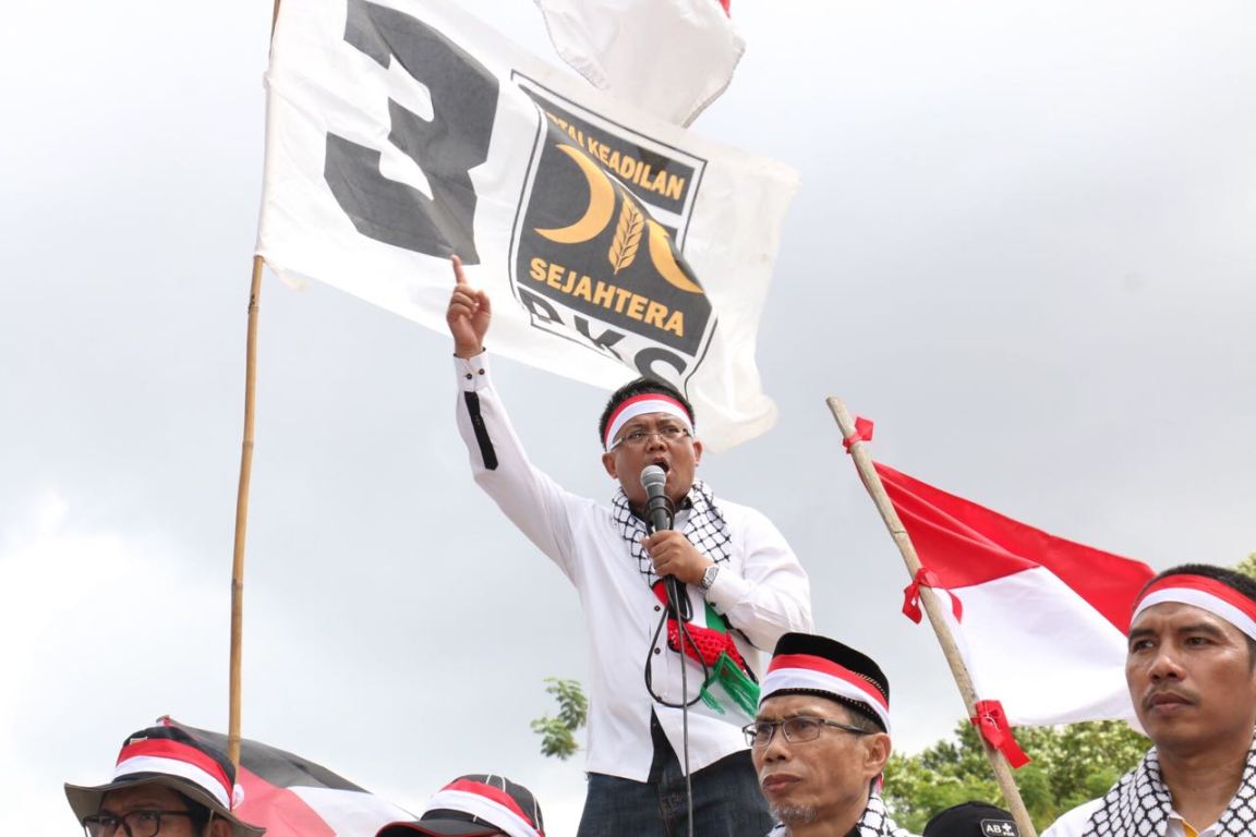 Presiden PKS Mohamad Sohibul Iman dalam orasinya di Aksi Bela Palestina di depan Kedubes AS, Jakarta, Ahad (10/12). (Daru/PKS Foto)